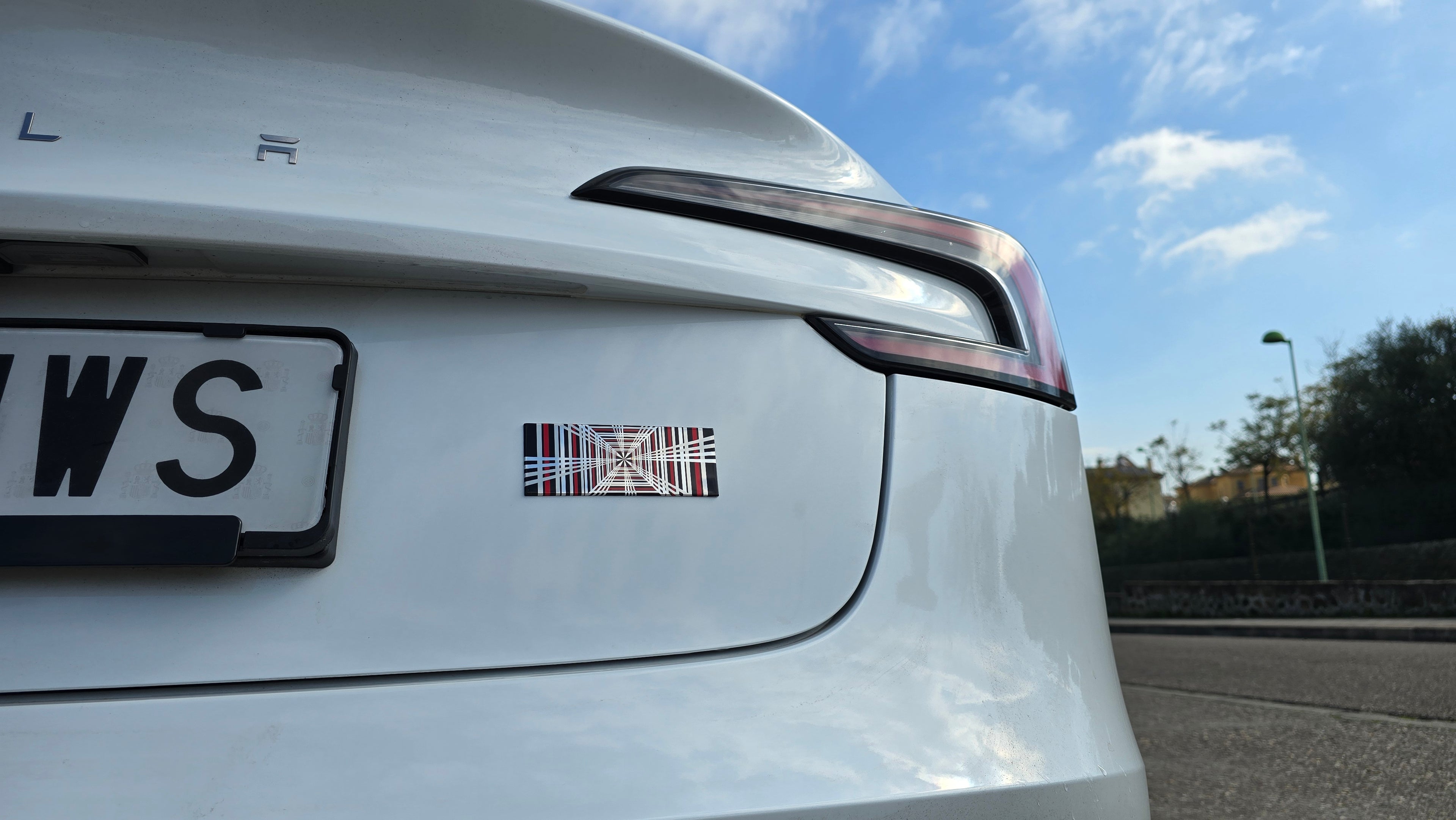 Emblema Performance de Placa Tesla – Potencia y Exclusividad en Cada Detalle
