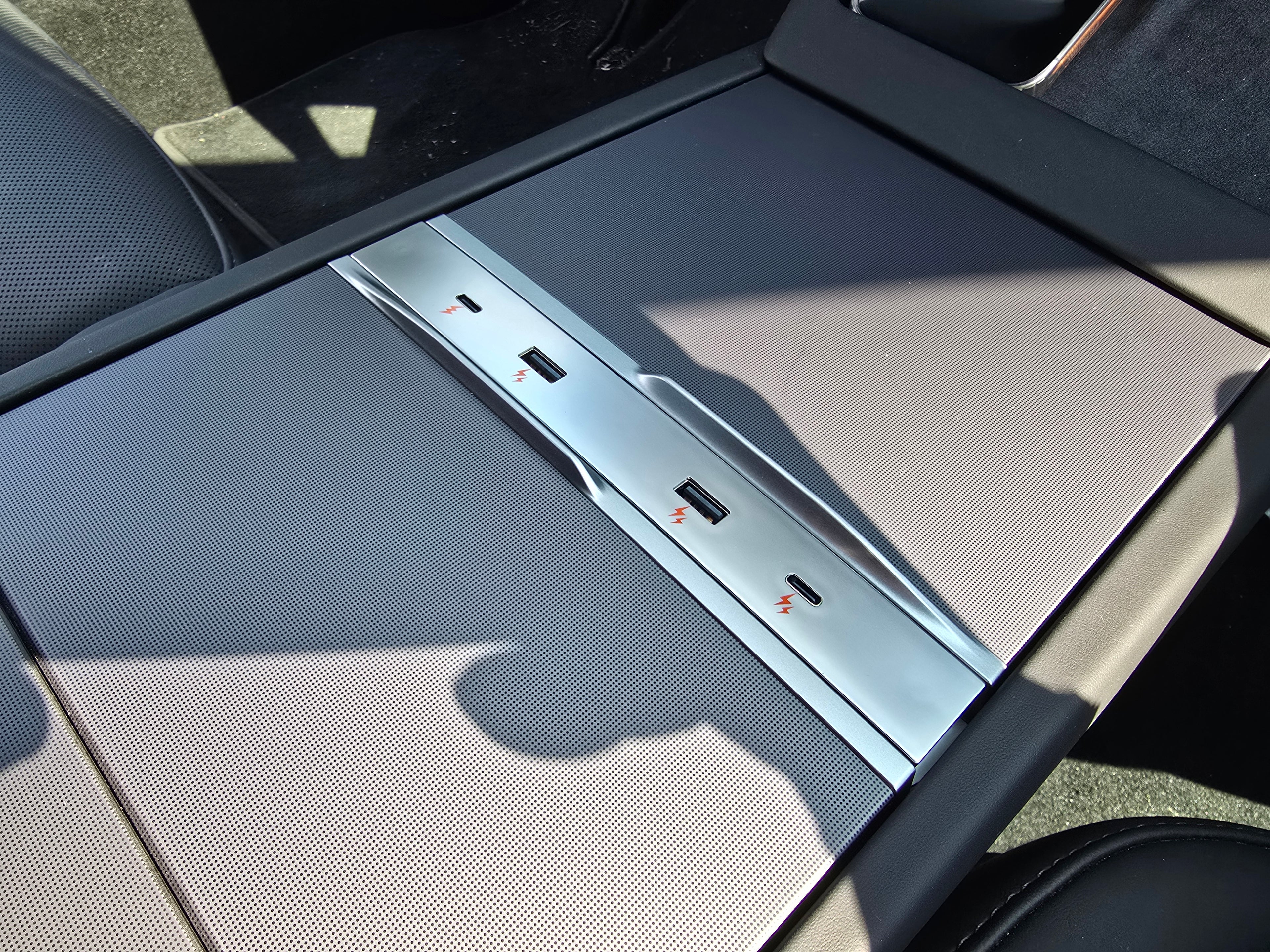 Dock USB-C 65W para Tesla Model 3 Highland 2024 y Model Y 2025 Juniper | Carga rápida + HUB central